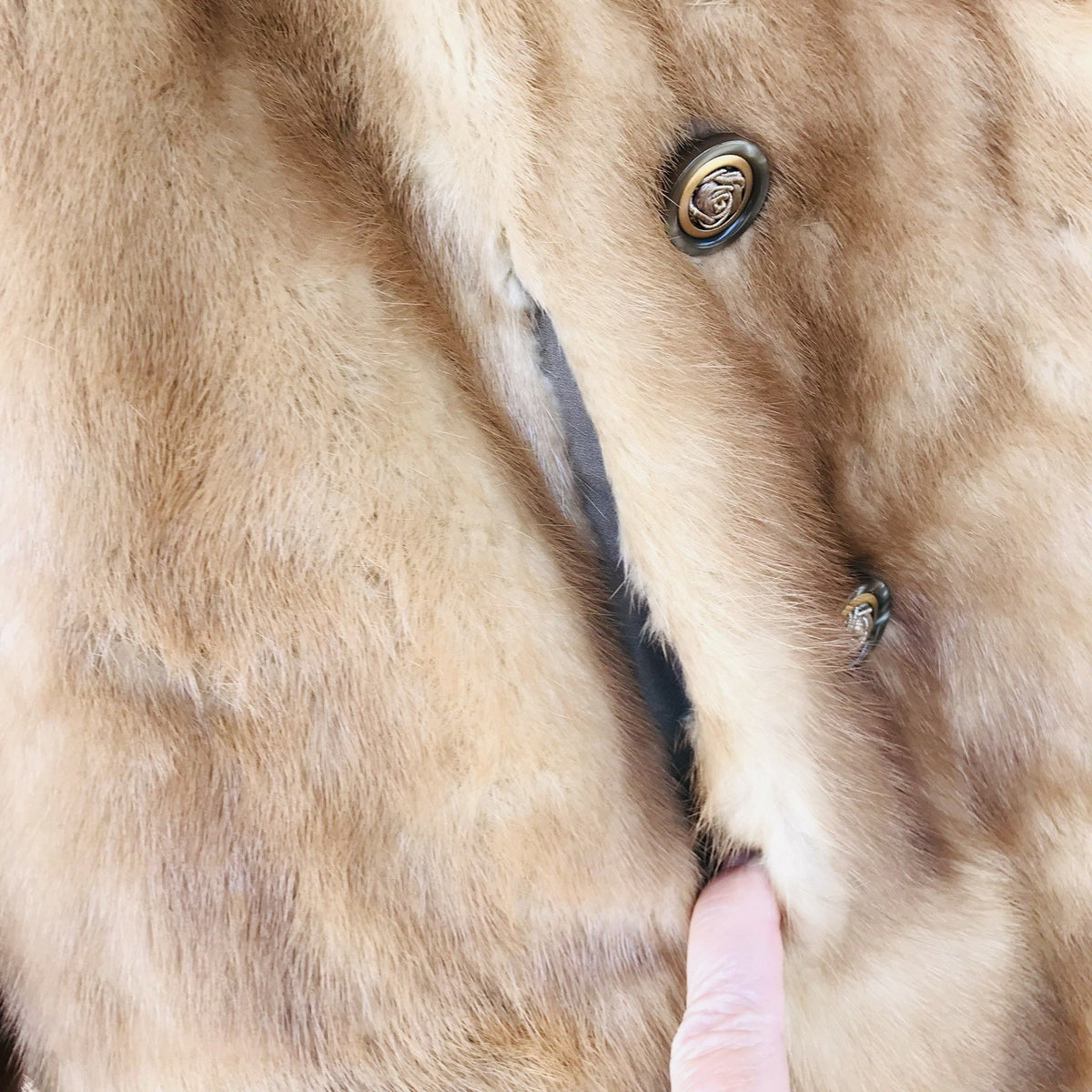 Lendzion Furs Vintage Mink Fur Coat in Blonde Beige