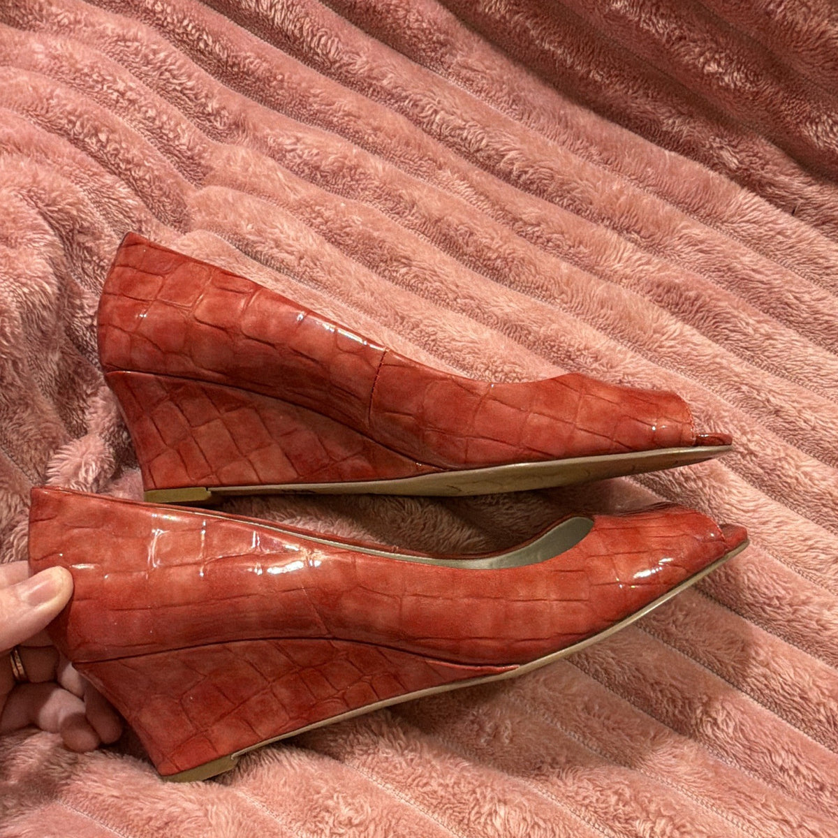 Bandolino Red Patent Leather Croc Embossed Peep Toe Wedge Heels Size 8.5