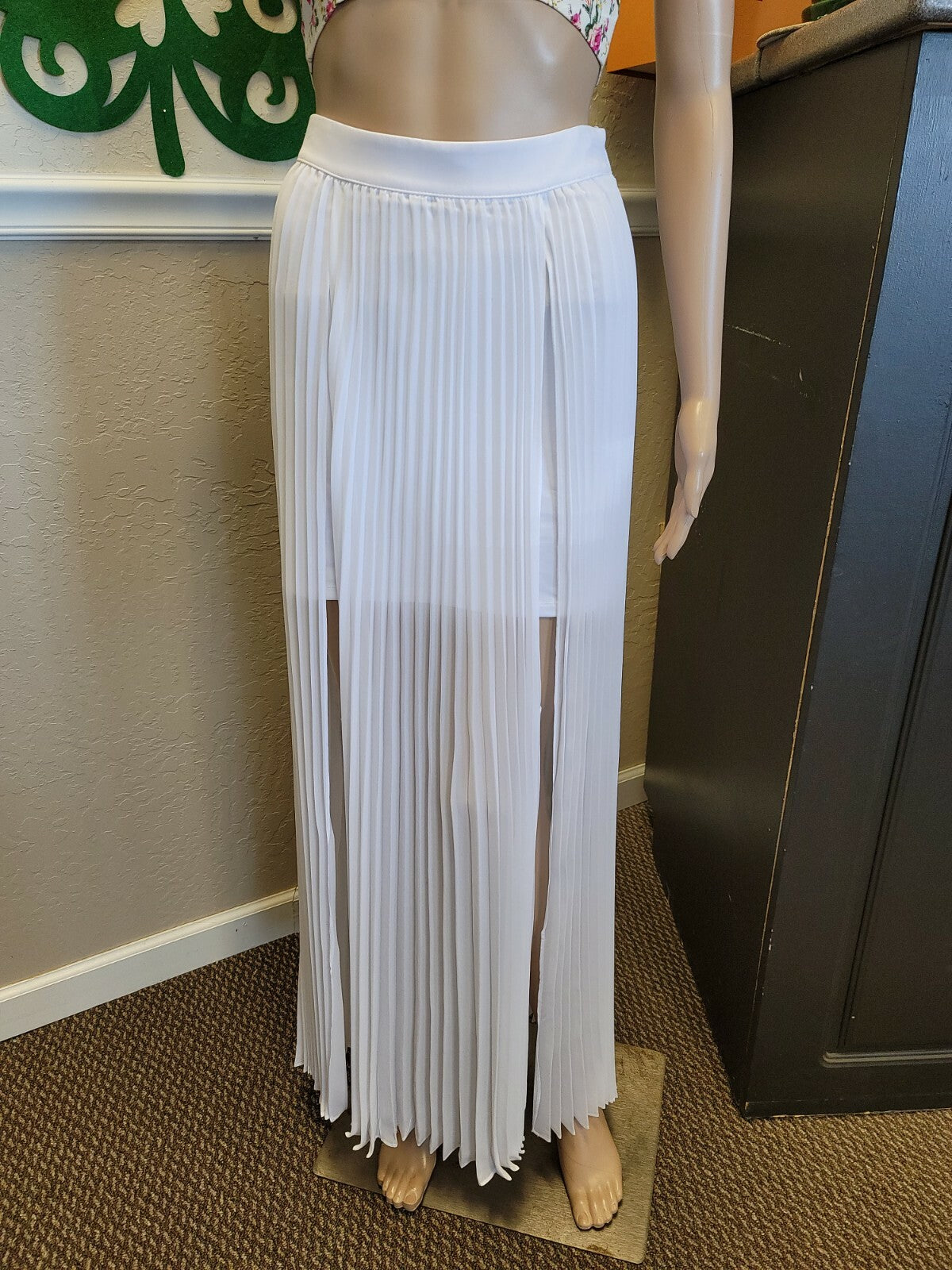 bebe White Pleated Maxi Skirt With Double Slits