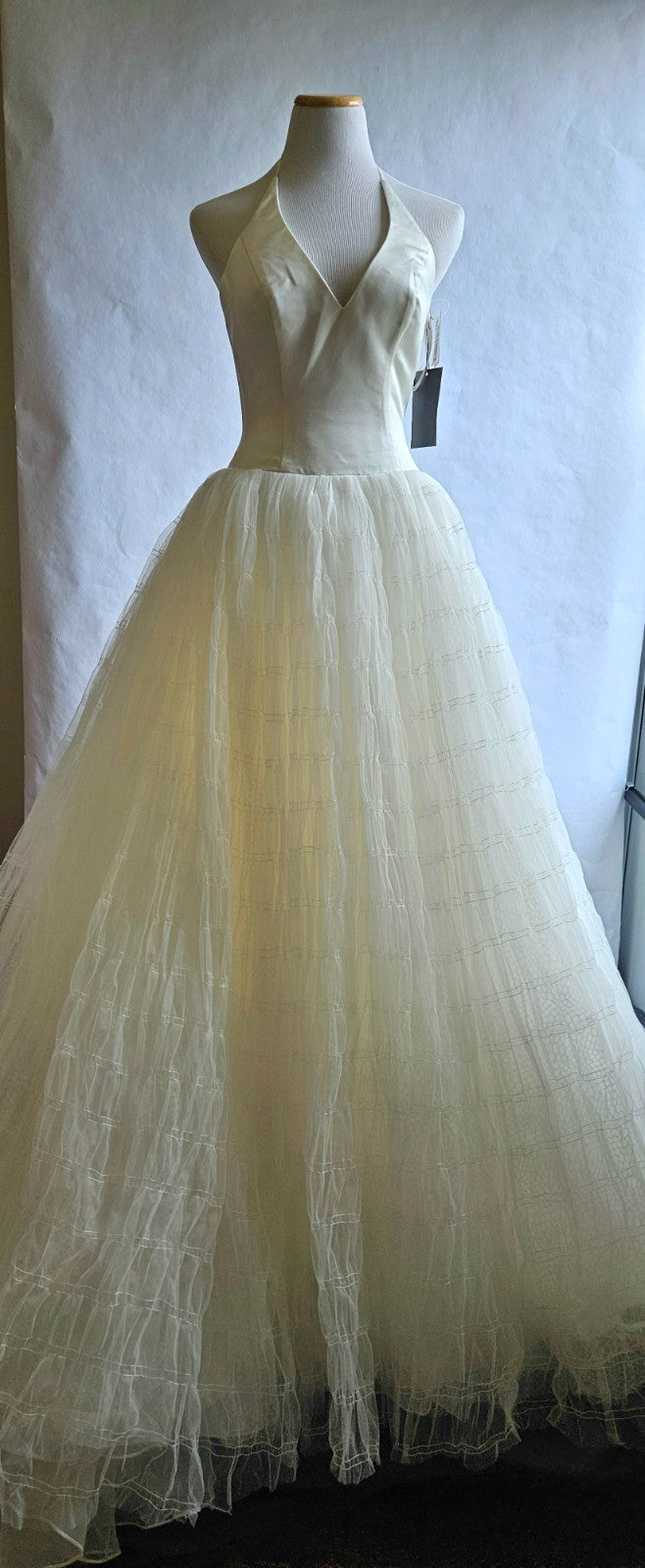 Vera Wang Ivory Wedding Dress - Style VW351303, Size 4