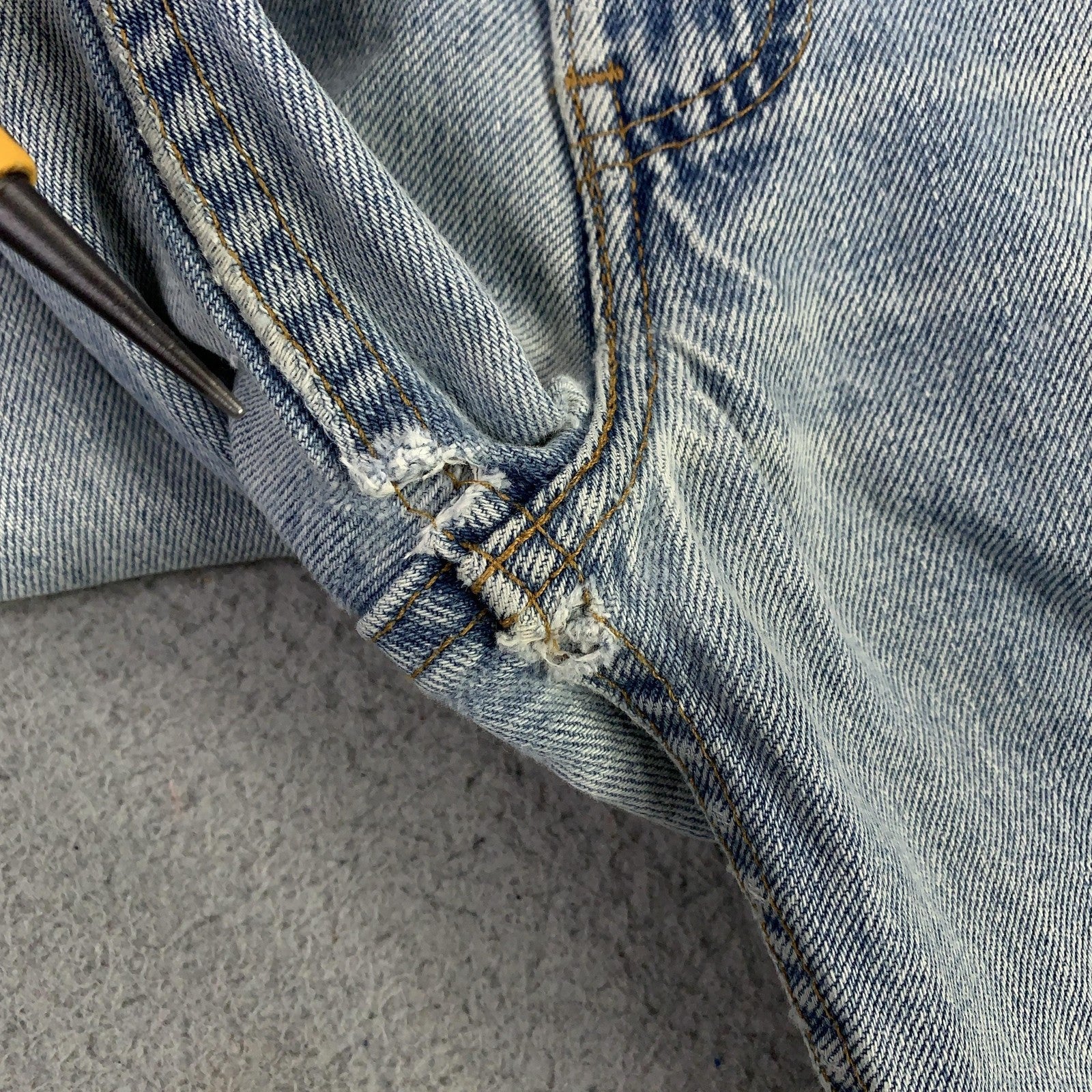 Vintage Levis 505 Jeans Mens 33x34 (32x33.5) Light Wash Straight Denim USA 90s