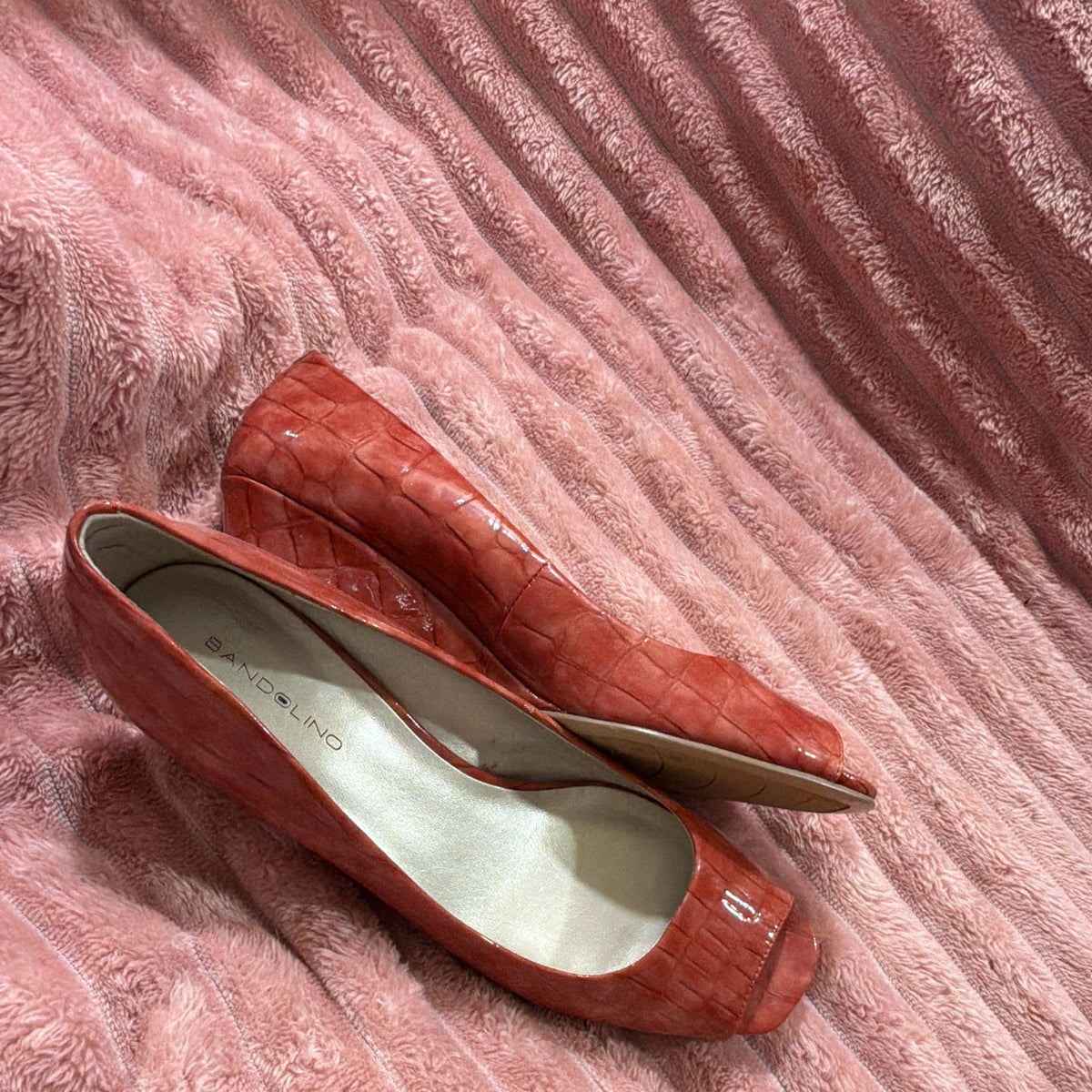Bandolino Red Patent Leather Croc Embossed Peep Toe Wedge Heels Size 8.5