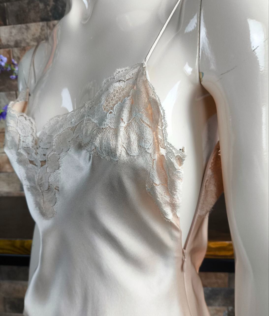 Vestido de cetim vintage autêntico Dolce & Gabbana com acabamento em renda 42IT-