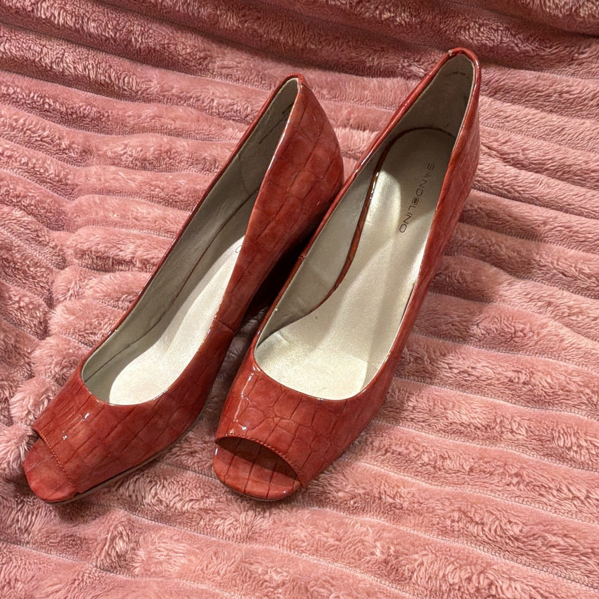 Bandolino Red Patent Leather Croc Embossed Peep Toe Wedge Heels Size 8.5