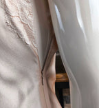 Vestido de cetim vintage autêntico Dolce & Gabbana com acabamento em renda 42IT-