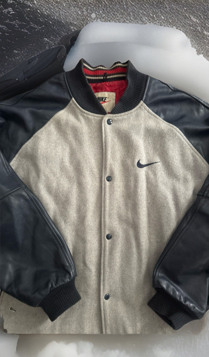 (VTG) NIKE SPORTSWEAR VARSITY JACKET WOOL/LEATHER GRAY/NAVY-BLUE MENS SIZE XL❄️