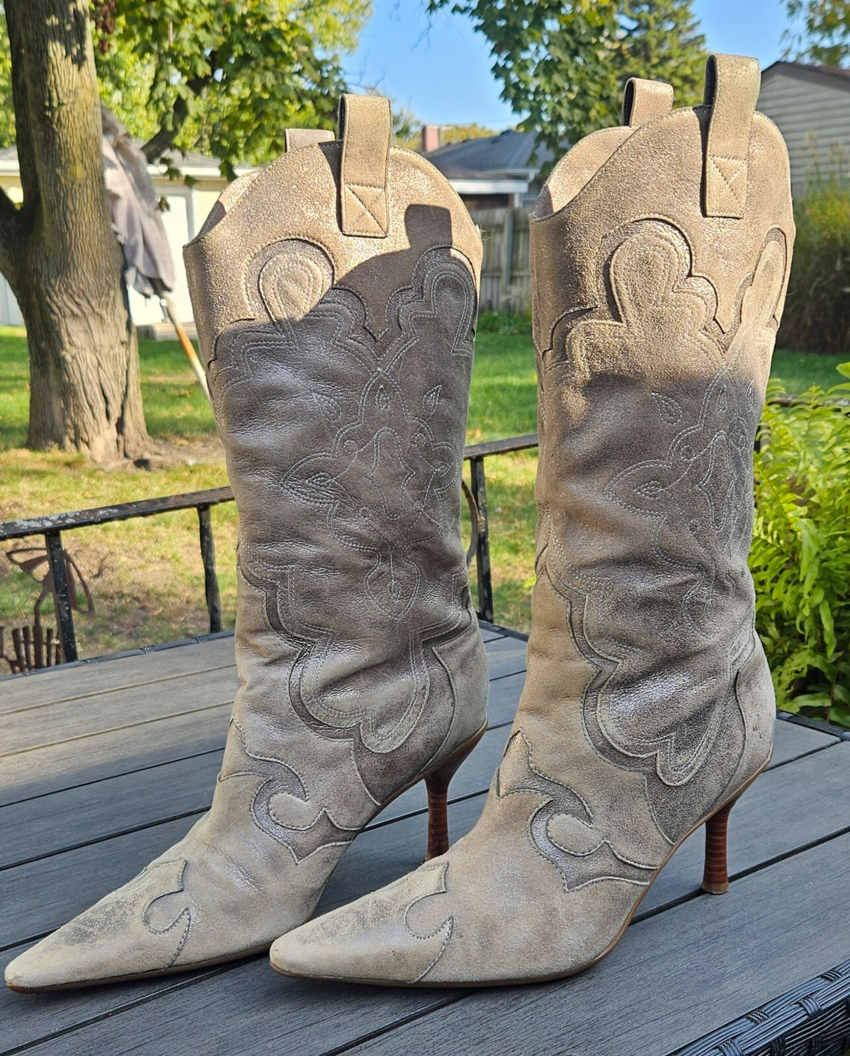 Vintage Y2K Kenneth Cole New York Cos I’m Hot Silver Western Boots Size 8.5