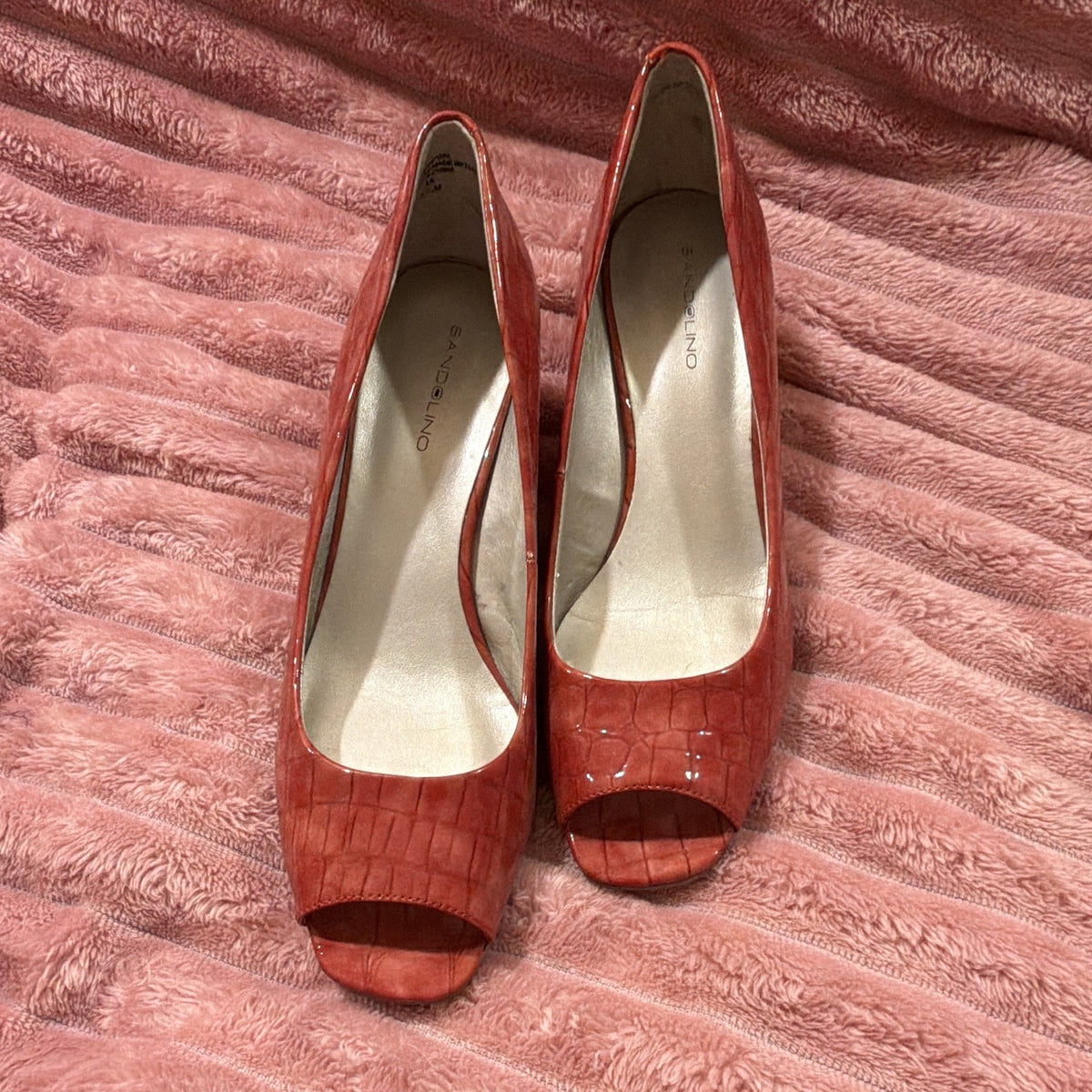 Bandolino Red Patent Leather Croc Embossed Peep Toe Wedge Heels Size 8.5