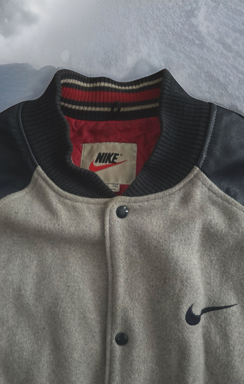 (VTG) NIKE SPORTSWEAR VARSITY JACKET WOOL/LEATHER GRAY/NAVY-BLUE MENS SIZE XL❄️