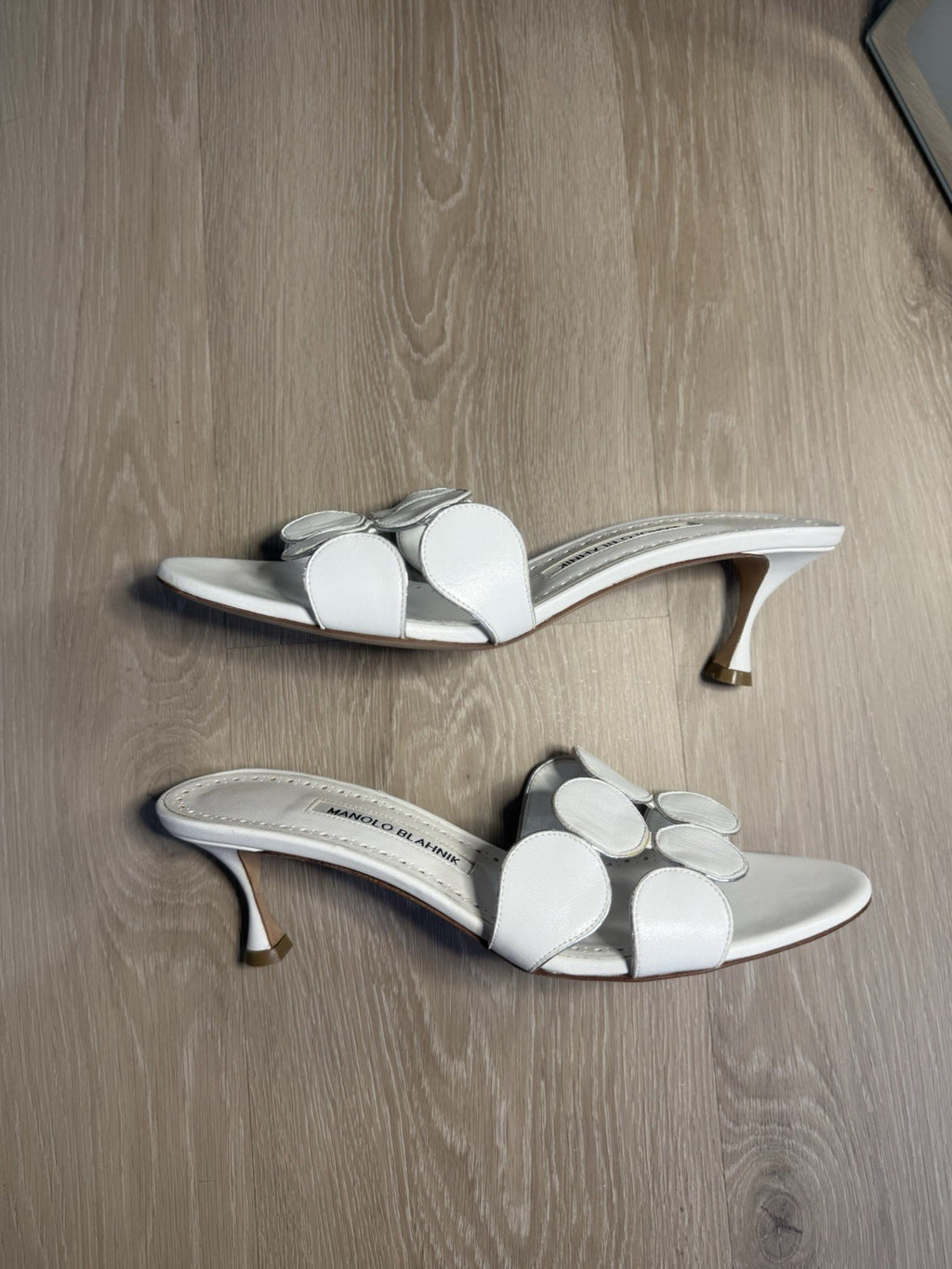 manolo blahnik kitten heels’