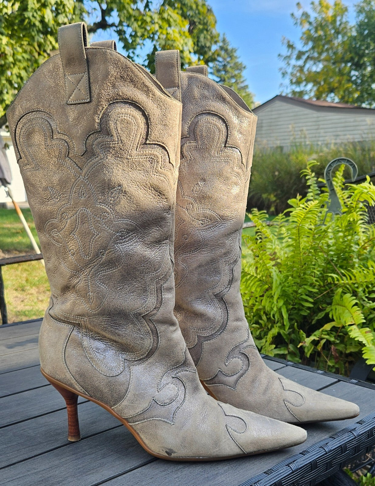 Vintage Y2K Kenneth Cole New York Cos I’m Hot Silver Western Boots Size 8.5