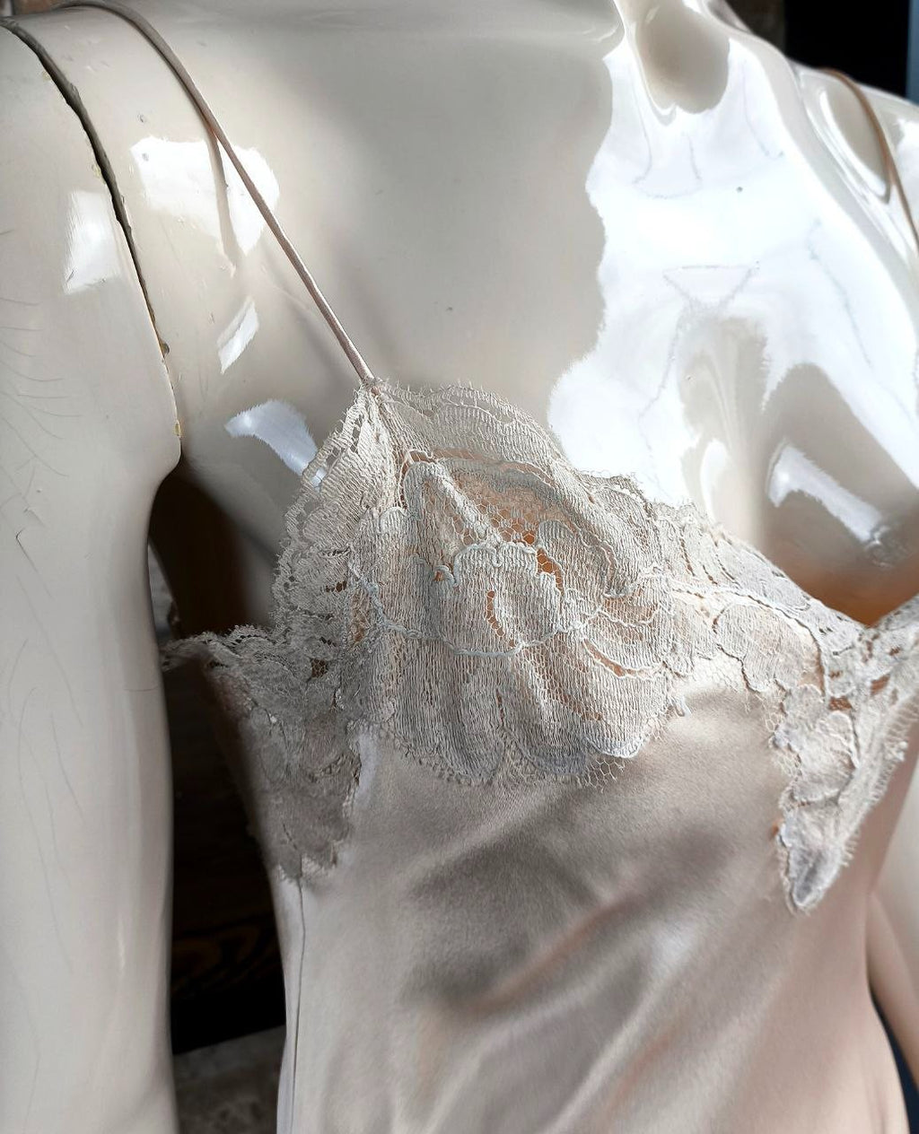 Vestido de cetim vintage autêntico Dolce & Gabbana com acabamento em renda 42IT-