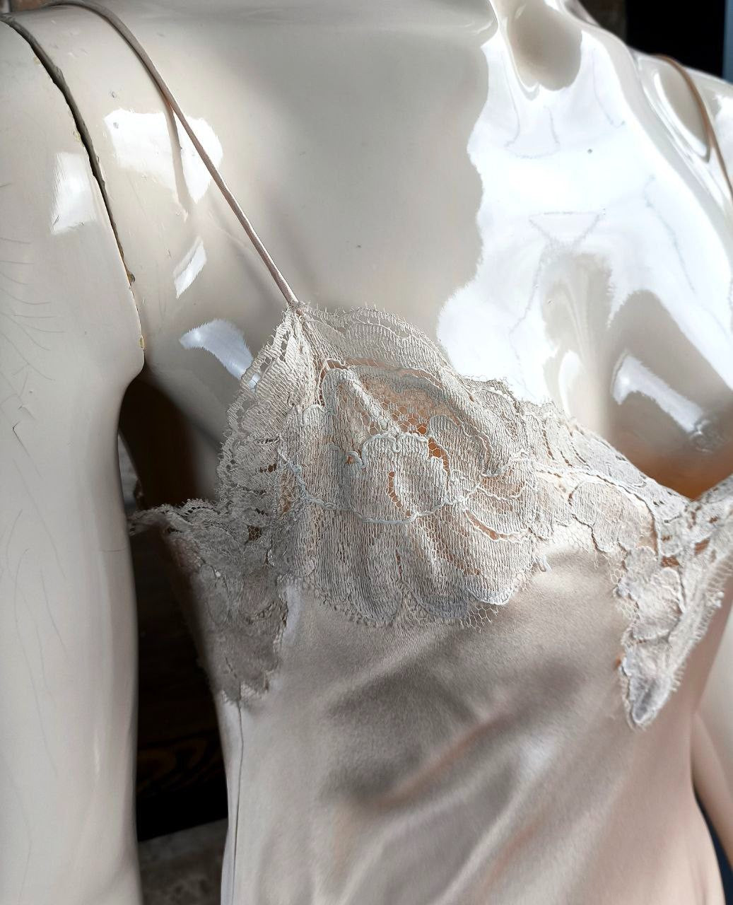 Vestido de cetim vintage autêntico Dolce & Gabbana com acabamento em renda 42IT-