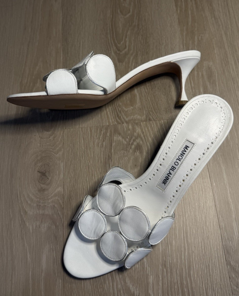 manolo blahnik kitten heels’