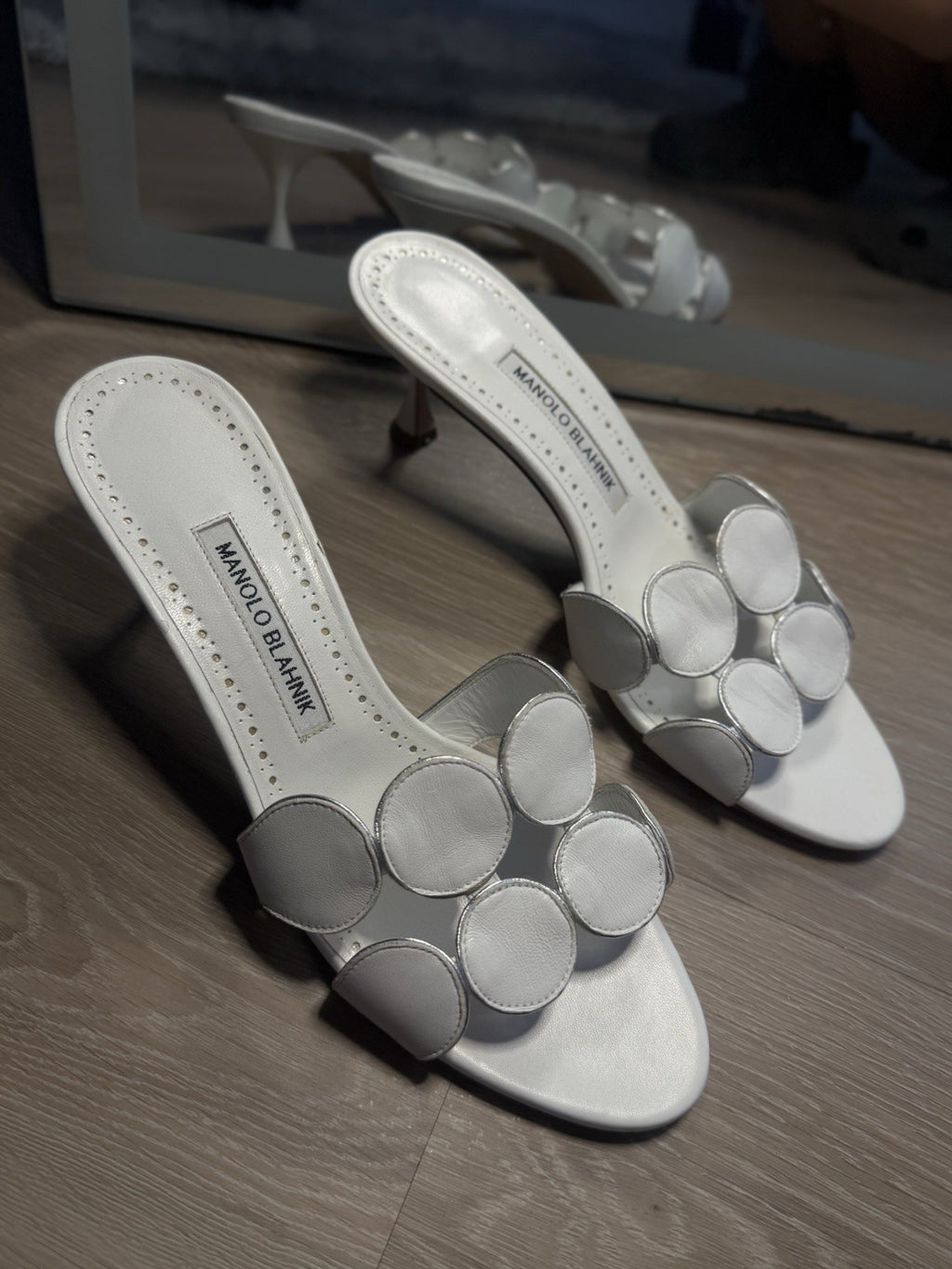 manolo blahnik kitten heels’