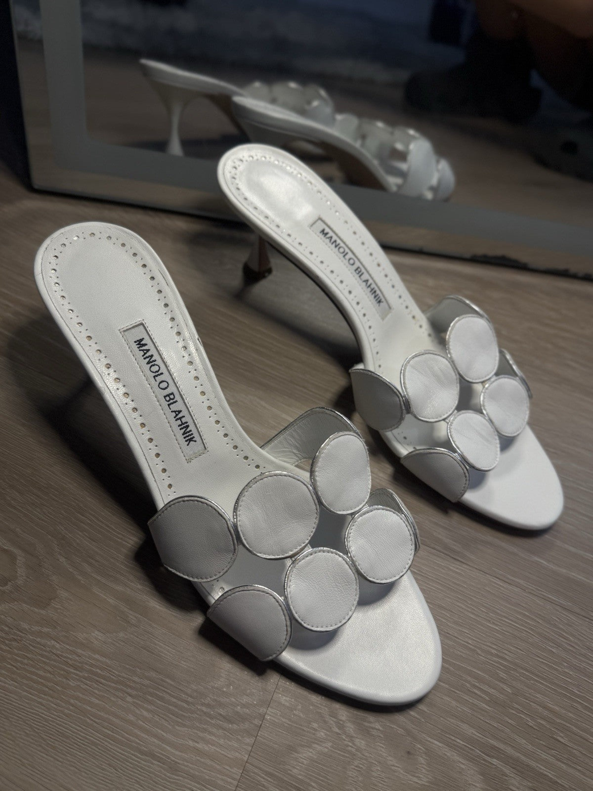 manolo blahnik kitten heels’