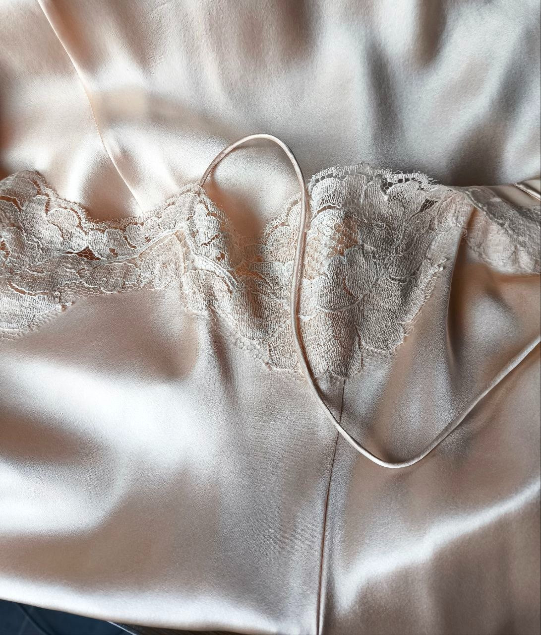 Vestido de cetim vintage autêntico Dolce & Gabbana com acabamento em renda 42IT-