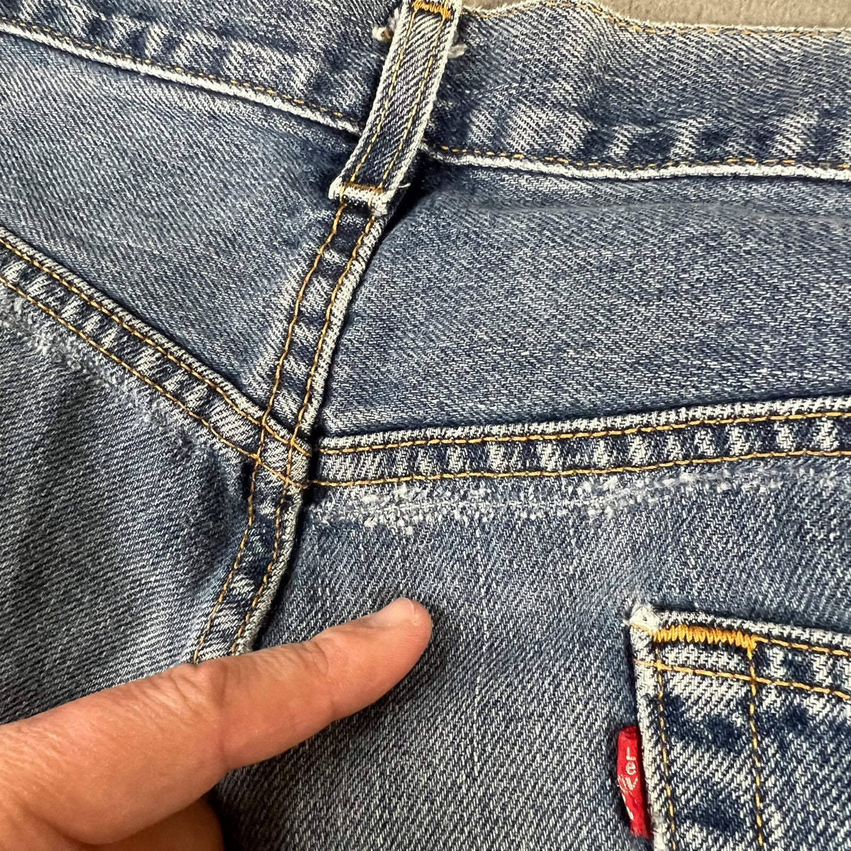 Levi's 550 Blue Light Wash Relaxed Fit Jeans 36x32