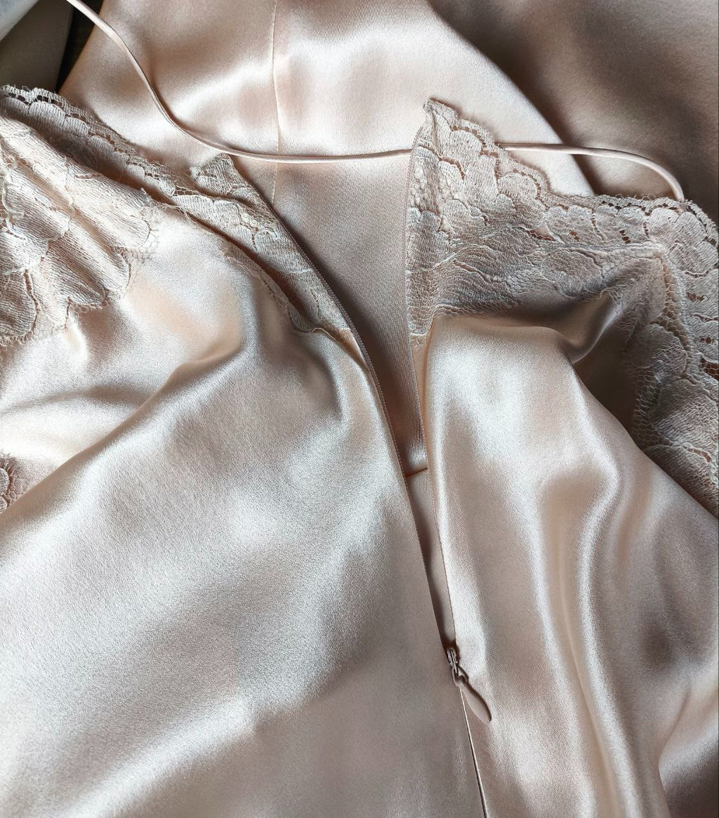 Vestido de cetim vintage autêntico Dolce & Gabbana com acabamento em renda 42IT-