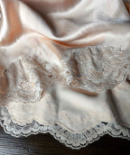 Vestido de cetim vintage autêntico Dolce & Gabbana com acabamento em renda 42IT-