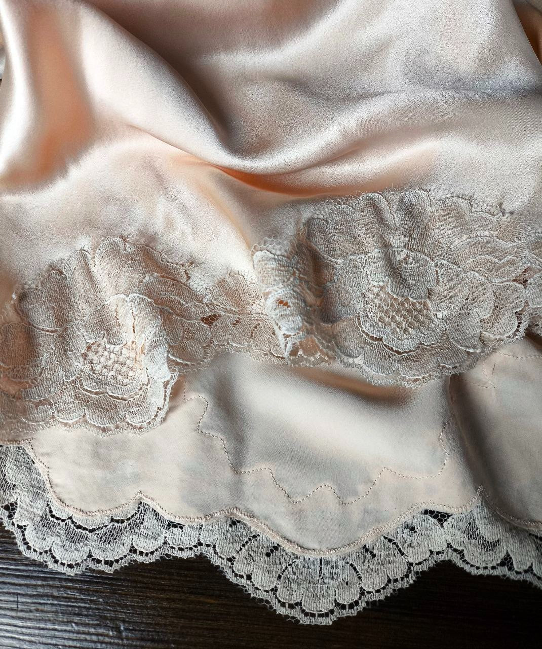 Vestido de cetim vintage autêntico Dolce & Gabbana com acabamento em renda 42IT-