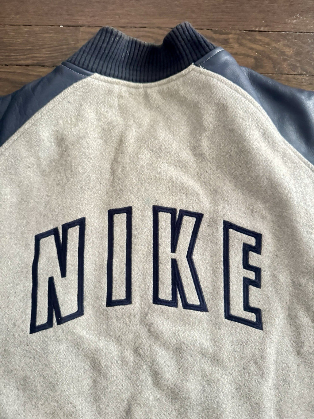 (VTG) NIKE SPORTSWEAR VARSITY JACKET WOOL/LEATHER GRAY/NAVY-BLUE MENS SIZE XL❄️