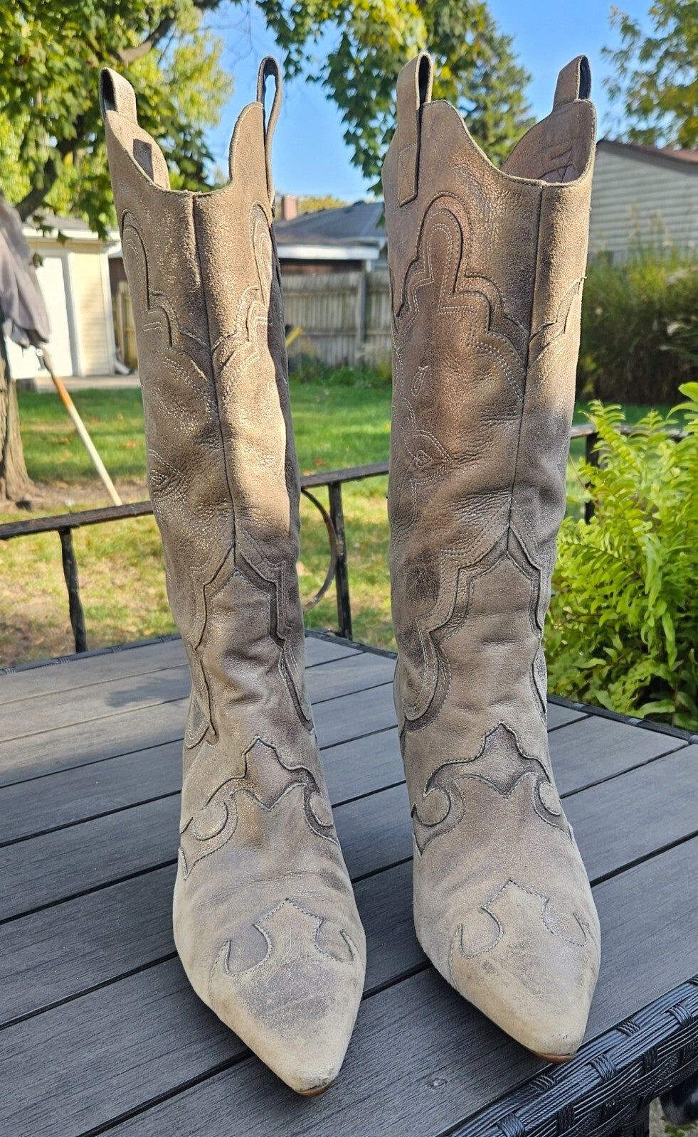 Vintage Y2K Kenneth Cole New York Cos I’m Hot Silver Western Boots Size 8.5